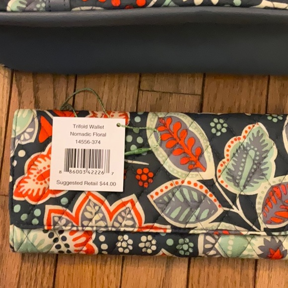 Vera Bradley small trimmed Nomadic Floral with and matching Trifold Wallet. - Picture 6 of 9